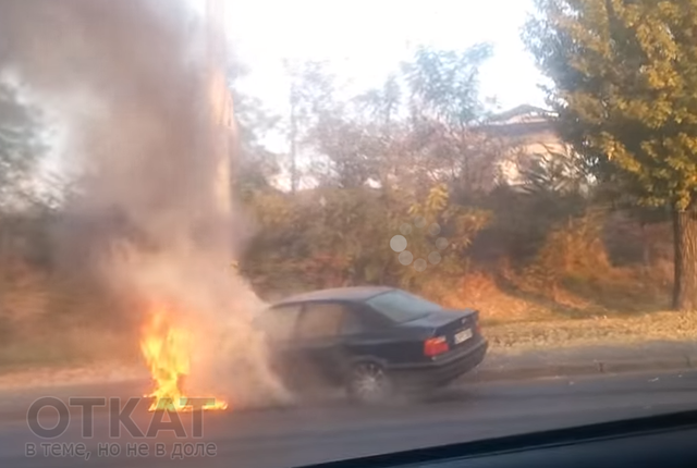 В Одессе на Николаевской дороге на ходу загорелась иномарка (ВИДЕО)