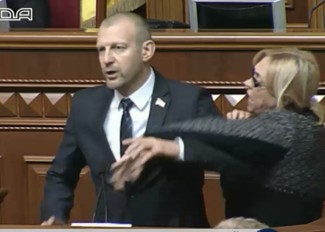 Нардеп Тетерук ударил стеклянной бутылкой по голове Кужель в здании Рады