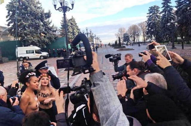 На підтримку скандальної поправки під Радою оголилися професійні ексгібіціоністки (ФОТО)