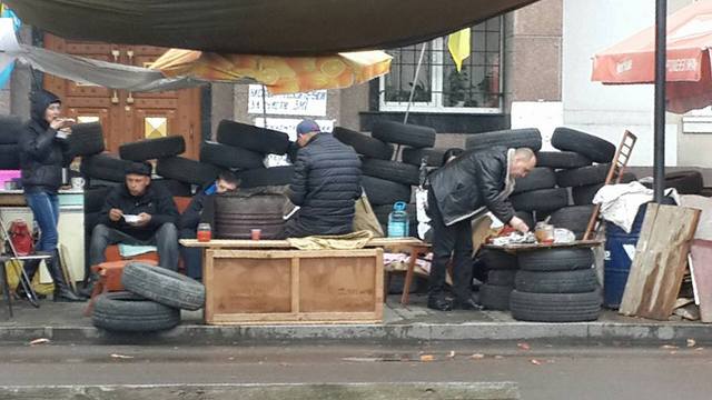 ЧЕРКАССКИЙ ОБЛПРОКУРОР ОВЧАРЕНКО, ПРОТИВ КОТОРОГО ЧЕТВЕРТУЮ НЕДЕЛЮ ПРОТЕСТУЮТ ПОД СТЕНАМИ ВЕДОМСТВА, НАЗВАЛ АКЦИЮ "БОМЖАТСКИМ ПРИТОНОМ"