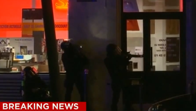 Спецназ штурмует концертный зал с террористами в Париже