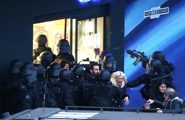 Полиция штурмом выбила террористов в Париже, в зале около 100 погибших заложников