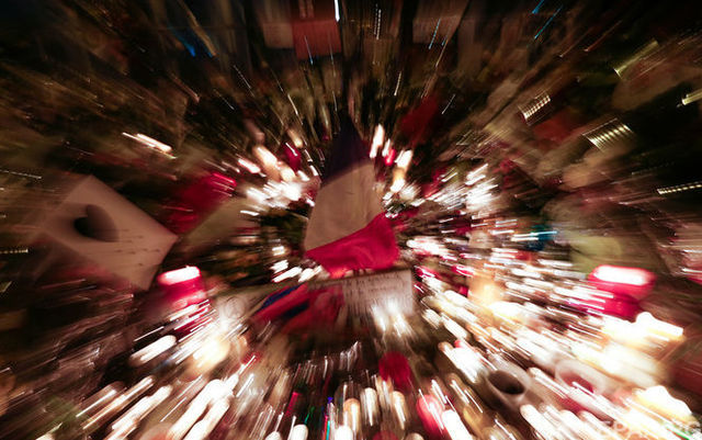 Тотальна паніка. Камери зняли момент помилкової тривоги на вулицях Парижа