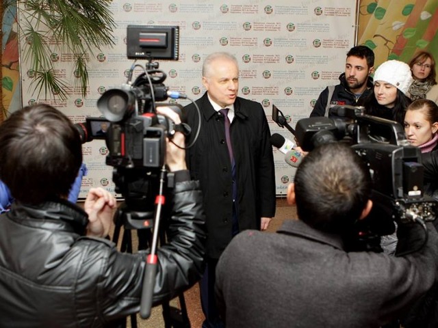 Фролова залишили сам на сам із бабусями Ахметова