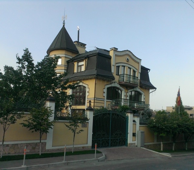 Маєток януковичевського лісника став недоторканим, бо там зробив собі резиденцію посол Вірменії (фото)