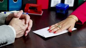 Взяточницу из ОНАПТ забыли отстранить от должности