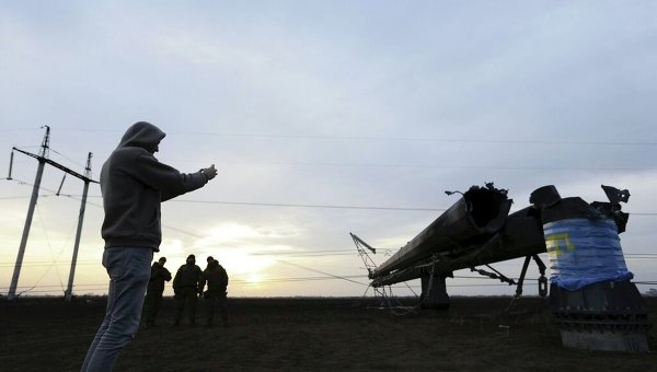 На одной из поврежденных электроопор ЛЭП начались восстановительные работы