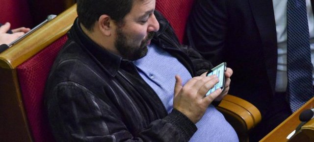 Депутат Хомутынник не поддается телефонным соблазнам под объективами фотокамер