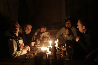 Энергоблокада Крыма: жители идут на преступления, а еду готовят на кострах