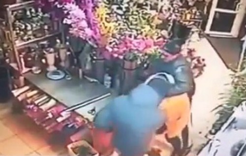 На Позняках грабители жестоко избили и ограбили продавца цветов