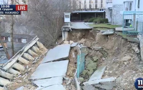 Из-за грунтовых вод в Киеве рухнул фасад жилого дома: идет эвакуация жильцов