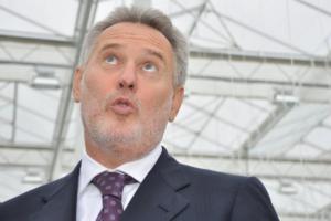 «Чемоданные настроения». Рискнет ли вернуться Фирташ?