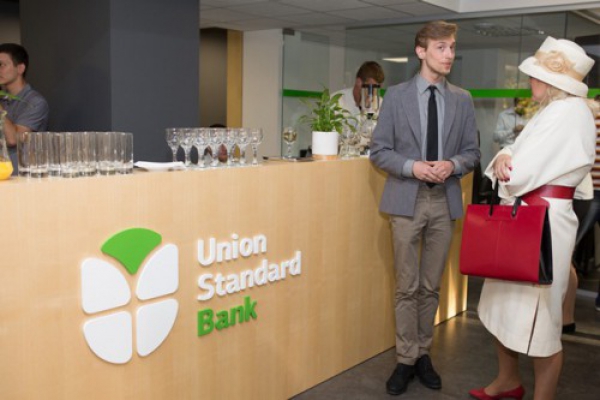 ЗАДЕРЖАННЫХ ЗА ХИЩЕНИЕ БАНКИРОВ ПЫТАЕТСЯ ОТМАЗАТЬ ЮРИСТ «СЕМЬИ» ЯНУКОВИЧА