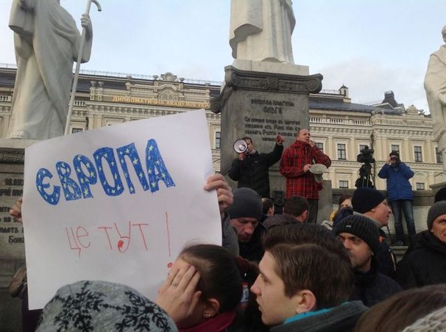 Переломний день 1 грудня 2013-го: перші загони Самооборони, перші барикади. ФОТО, ВІДЕО