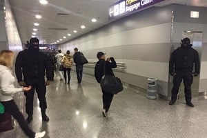 Ждал, надеялся и верил: Геращенко с "ниндзями" встречал Фирташа в аэропорту. Фотофакт