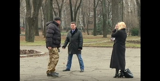 Відео. Боєць батальону "Кривбас" жорстко "обламав" нардепа з Оппоблоку