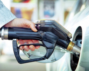 Бензин А95 на заправках має бути не дорожчий 17 грн. - експерт