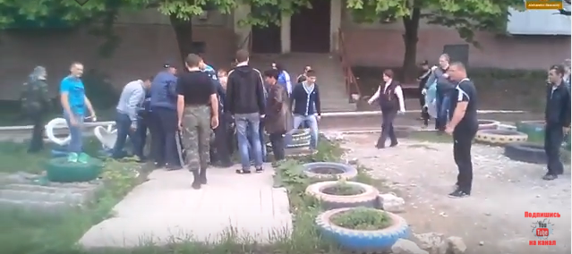 Антифашисты из Стаханова. И за такое быдло гибнут наши солдаты! ВИДЕО