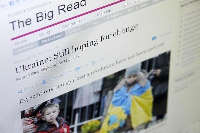 Українська влада в’язне у корупції і не виправдовує надій – Financial Times