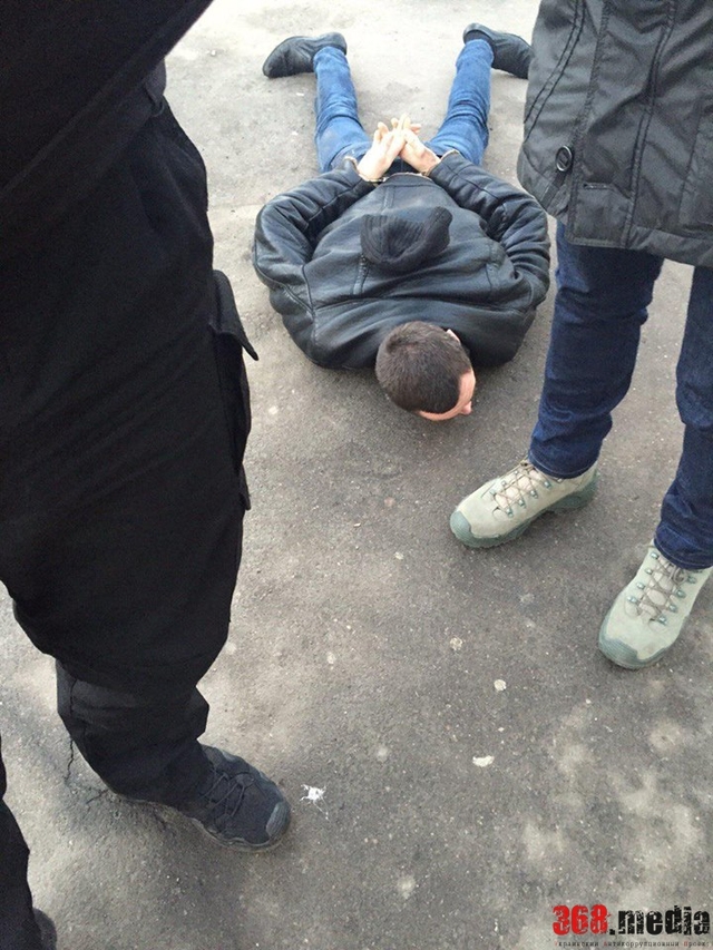 ИНСПЕКТОР КИЕВСКОЙ ПОЛИЦИИ ПРОДАВАЛ ЗАДЕРЖАННЫМ АМФЕТАМИН