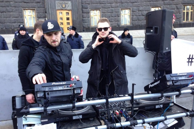 Під Кабміном активісти влаштували дискотеку