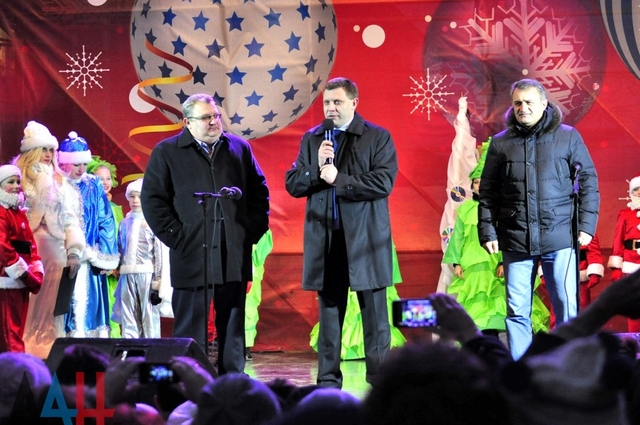 В Донецке открыли елку "под бой московских курантов": опубликованы фото