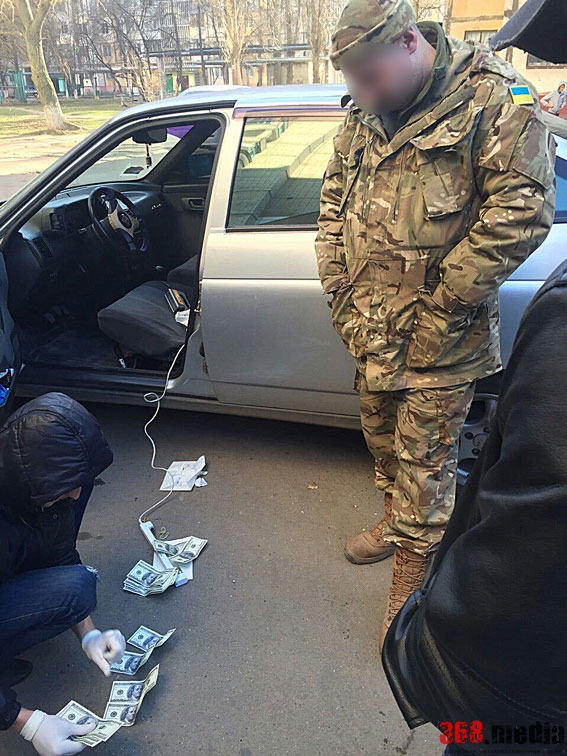 В Херсоне офицера военной службы правопорядка подкупили за три тысячи долларов