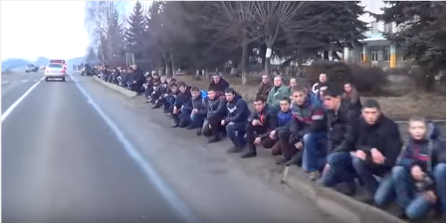 ÏÎÑÌÎÒÐÈÒÅ ÁÐÀÒÜß ÐÎÑÑÈßÍÅ, ÊÀÊ ÓÊÐÀÈÍÖÛ ÂÑÒÐÅ×ÀÞÒ ÃÅÐÎß ÊÈÁÎÐÃÀ. ÂÈÄÅÎ