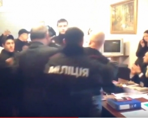 Недоторканність: Нардеп кинув пляшку у суддю, який веде справу Корбана (відео)