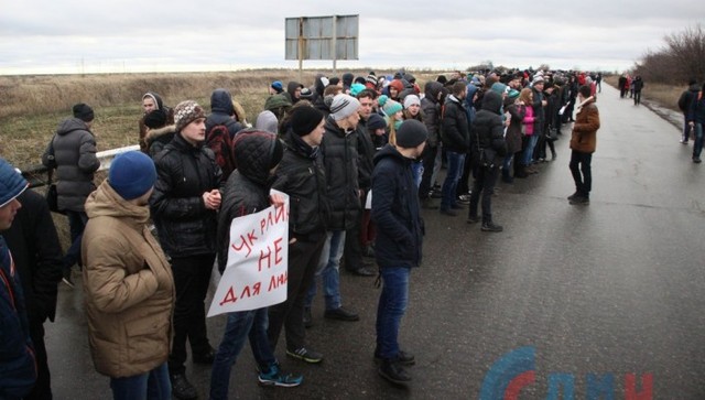 Жители “ЛНР” провели “голодный” митинг возле памятника князю Игорю (фоторепортаж)