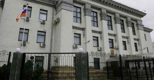 В Киеве закрыли посольство России - очевидцы