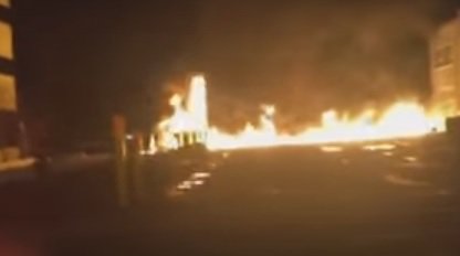 У США на торговий центр впав літак. ВІДЕО