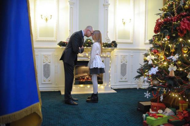 Татусь-Яценюк та інші міністри влаштували своїм дітям ялинку у Будинку уряду