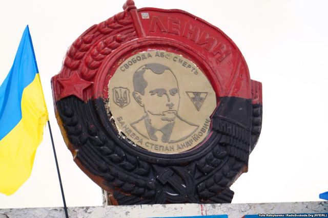 На въезде в Днепропетровск вместо Ленина установили портрет Бандеры