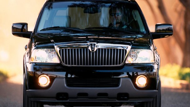 Невідомі викрали "Лінкольн" у Києві, пригрозивши водію ножем