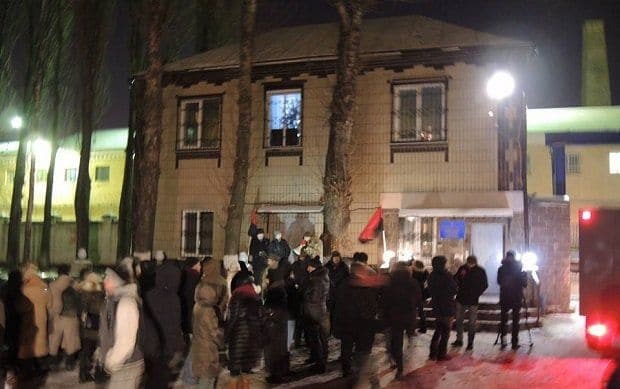 Смерть Колесникова: активисты вышли к СИЗО, прокуратура обещает проверку