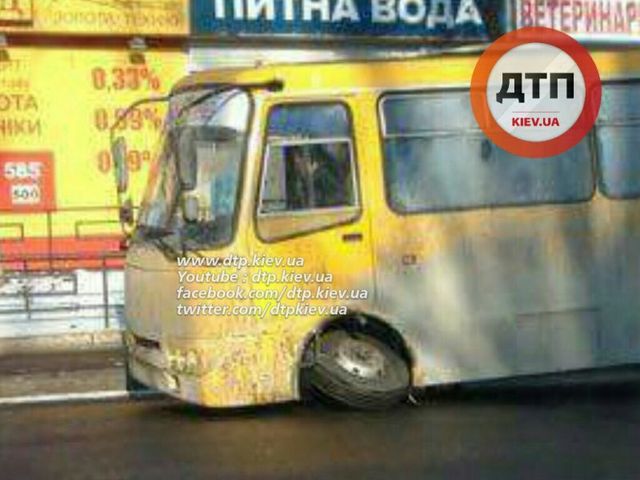 В Киеве прямо на ходу начала разваливаться маршрутка