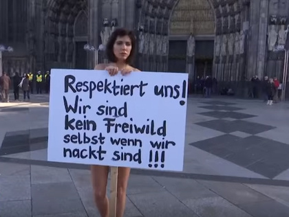 Эпатажная художница протестовала в Кельне против насилия над женщинами