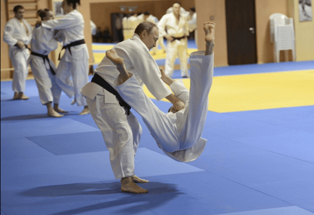 "Почему не добила?": Путина уложила на лопатки женщина. Видеофакт