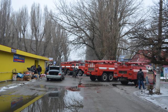 На рынке в Никополе сгорели 14 киосков