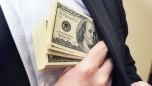 Суд оправдал таможенника, уличенного в получении крупной взятки