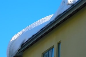 В центре Киева на голову школьнице упала снежная глыба