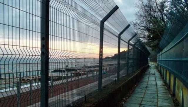 Крымские пляжи превращают в «зону» (ФОТО)