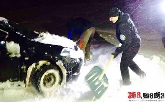 ОДЕССА В СНЕЖНОМ ПЛЕНУ: ДОРОГИ ЧИСТЯТ ДАЖЕ ГЕНЕРАЛЫ (ВИДЕО)