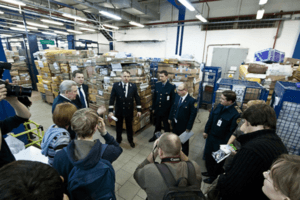 Приказано уничтожить: в России решили вскрывать посылки из-за рубежа