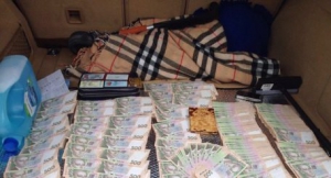 Трьох податківців узяли під варту за вимагання хабара у 3,8 млн грн