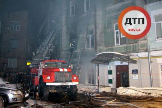 Масштабный пожар в Киеве на Михайловской: погибла женщина. Ранен полицейский