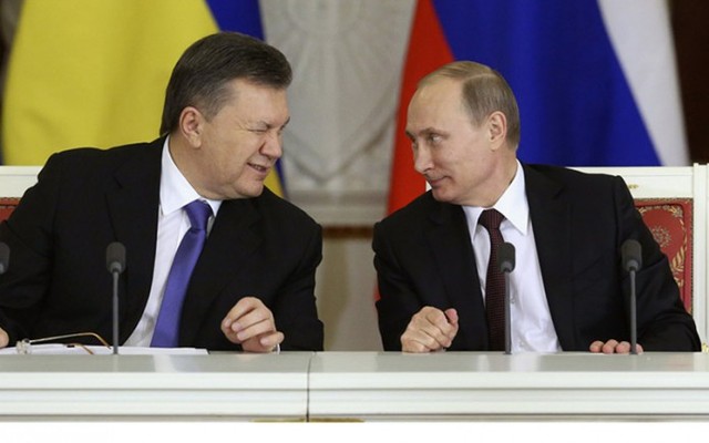 Свобода коштує дорого: Янукович і Азаров платять мільйонні хабарі Путіну