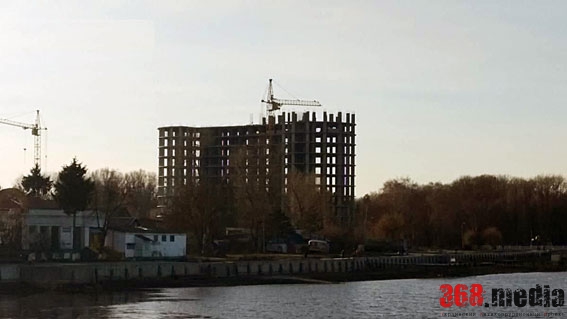 Хмельницкий горсовет вместо парковки на берегу реки разрешил строить незаконную «высотку»