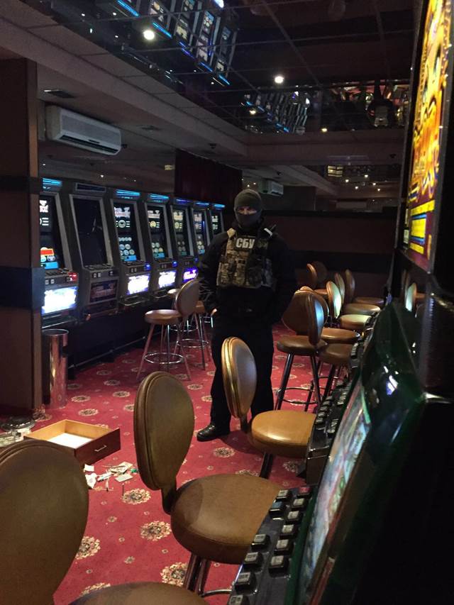 В Киеве накрыли 4 подпольных казино, работавших в подвалах жилых домов